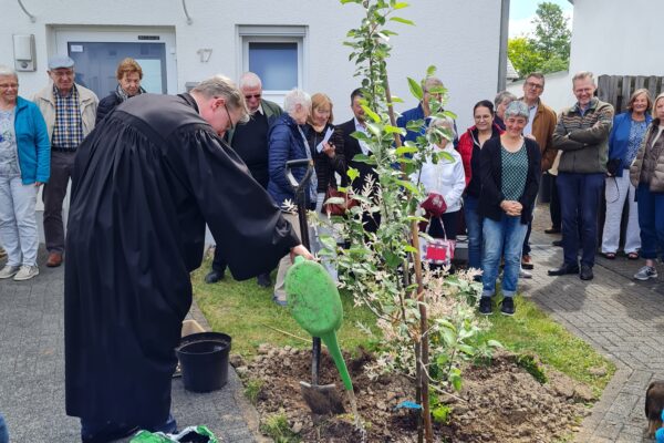 Himmelfahrt Baum gießen Foto B Retzmann Himmelfahrt Baum gießen Foto B Retzmann