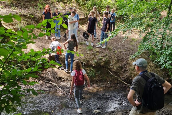 Begruessungsgd-Konfis-2022-Ueber-den-Bach-Foto-Birgit-Retzmann Begruessungsgd-Konfis-2022-Ueber-den-Bach-Foto-Birgit-Retzmann