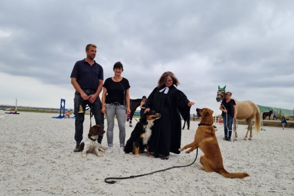 Tiersegnung 2022 Ute und Töllners Foto B Retzmann Tiersegnung 2022 Ute und Töllners Foto B Retzmann