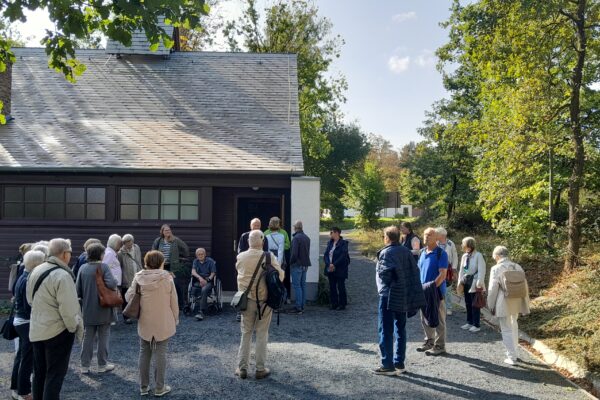 20230930_114707 Gemeindemitglieder vor der Diasporakapelle aus Overath im Freilichtmuseum Kommern